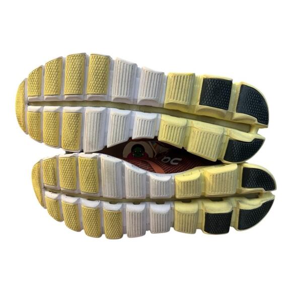 On Cloudflow Running Shoe Men size 10.5 - Picture 6 of 7